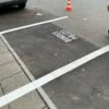 Frisch markierter Parkplatz mit der Aufschrift 'BUNDESPOLIZEI' auf Asphalt, umgeben von weißen Linien. bodenmarkierung-profishop.de