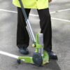 Person markiert Bodenlinie mit EASYLINE EDGE auf Asphalt. bodenmarkierung-profishop.de