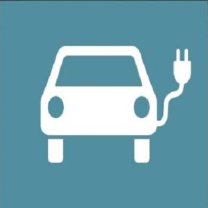 Weißes Elektroauto-Symbol mit Ladestecker auf blauem Hintergrund. bodenmarkierung-profishop.de