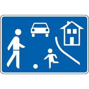 Verkehrsschild zeigt Fußgänger, Auto, spielendes Kind und Haus. bodenmarkierung-profishop.de