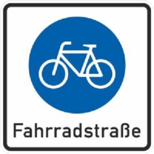 Blaues Verkehrsschild mit Fahrradsymbol und Text "Fahrradstraße". bodenmarkierung-profishop.de