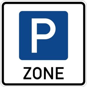 Weißes „P“ auf blauem quadratischem Schild, bedeutet Parkplatz. bodenmarkierung-profishop.de