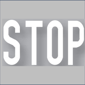 Weißes "STOP"-Schild auf grauem Hintergrund. bodenmarkierung-profishop.de